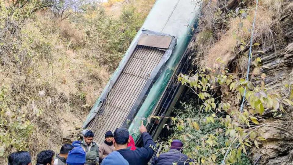 Bus falls into gorge in Uttarakhand, 7 killed and 12 injured 