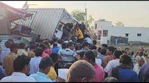 7dieasbuscollideswithtruckonnagpurpunehighway