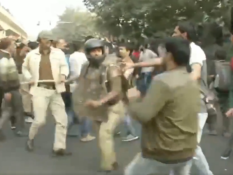 jnufeehike:studentslathichargedbycopsduringprotestmarchtorashtrapatibhavan