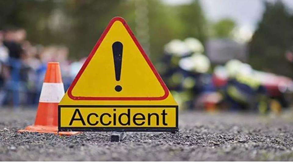 four-killed-as-car-rams-into-tea-stall-in-vizianagaram