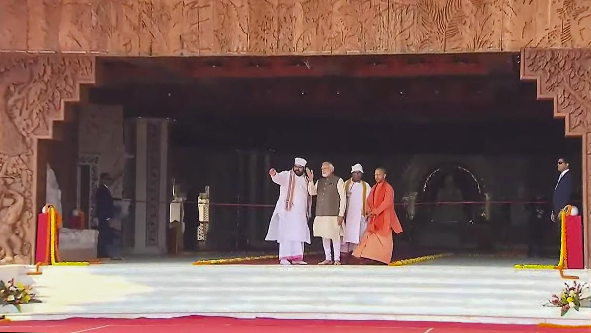 modiinauguratesworldslargestmeditationcentreswarvedmahamandir