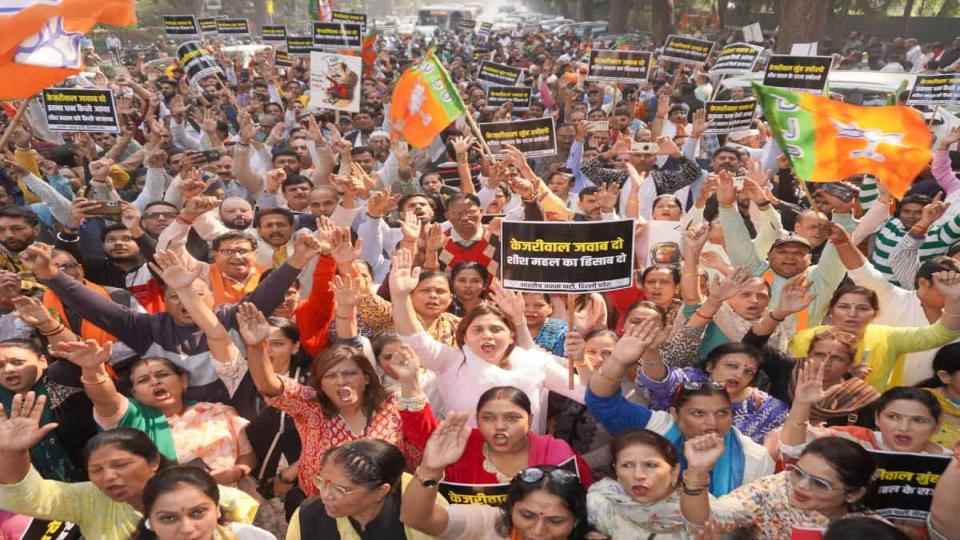 bjpprotestsagainstuseof‘expensive’itemsatkejriwal’searlierbungalowindelhi