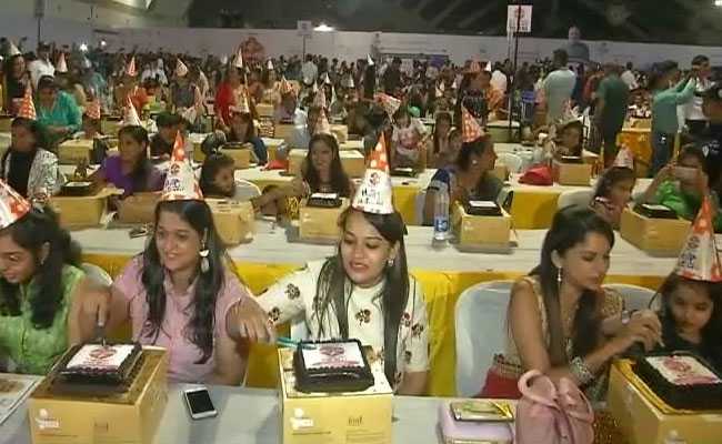 bornonpmmodibirthdayover1200cutcaketogethertosetworldrecord