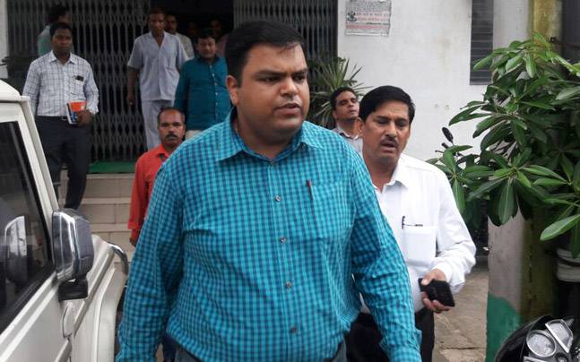 ghaziabad:bihariasofficerfounddeadatghaziabadstationcopsfindsuicidenote