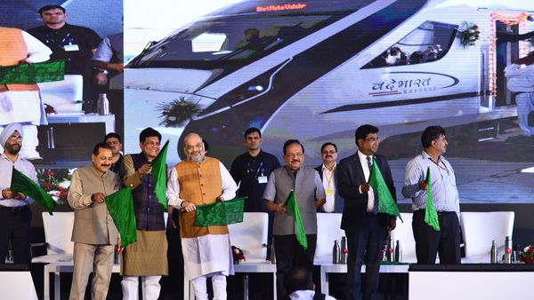amitshahflagsoffdelhikatravandebharatexpresstrain