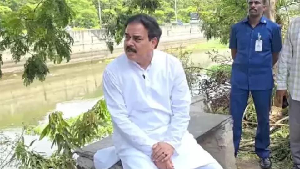 Minister Manohar Pulls Up Officials Over Garbage in Tenali, Sits on Spot Until Cleared