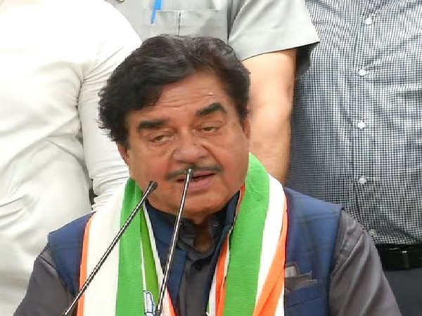 demonetisationgstby‘twomenarmy’hitcountry’seconomyhard:shatrughansinha