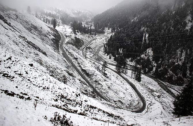higherreachesofkashmirreceiveseasonsfirstsnowfall
