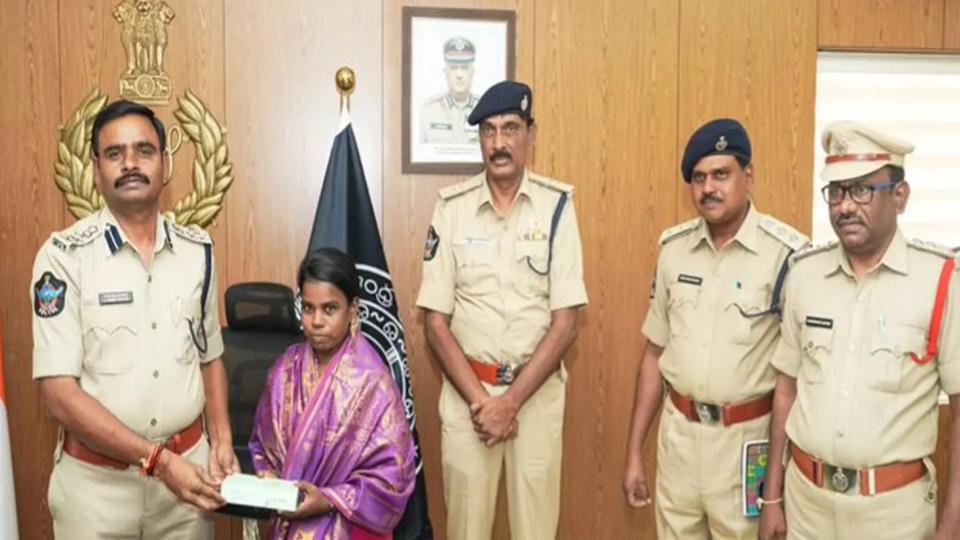 Hotel Cashier Wins Praise After Returning Rs 45 Lakh Worth Gold To Owner in Tirupati