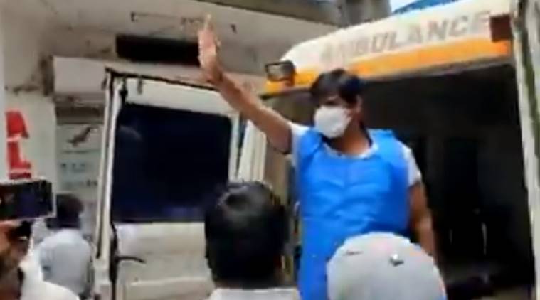 bengalurucorporatortestscovidpositivegreetssupportersbeforeleavingforhospital