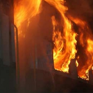 fireinchennaibuilding:bedsheetactsaslifesaverfor10yroldboythrowndown