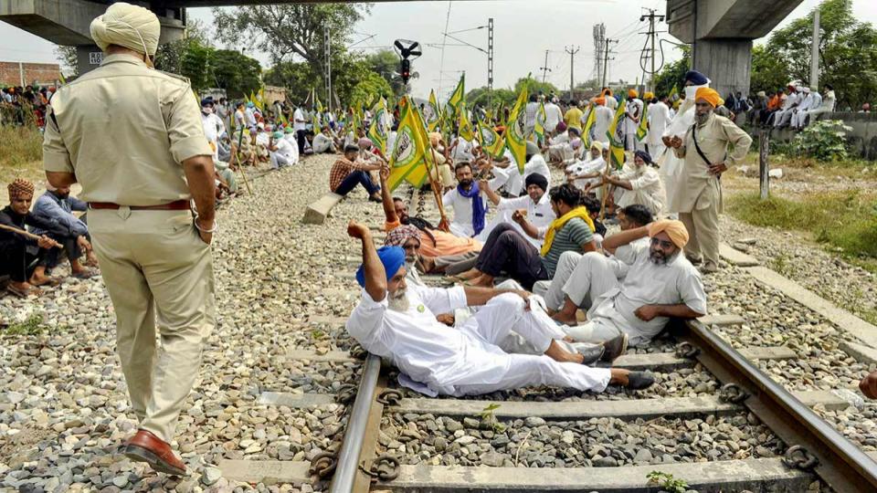 punjabfarmersbegin3dayrailrokoprotest