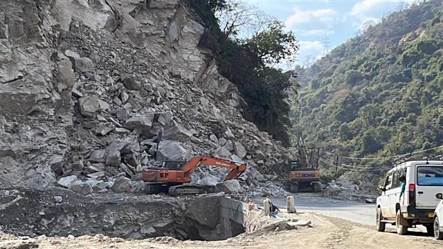 sectionofmanalichandigarhhighwayblockedduetolandslide