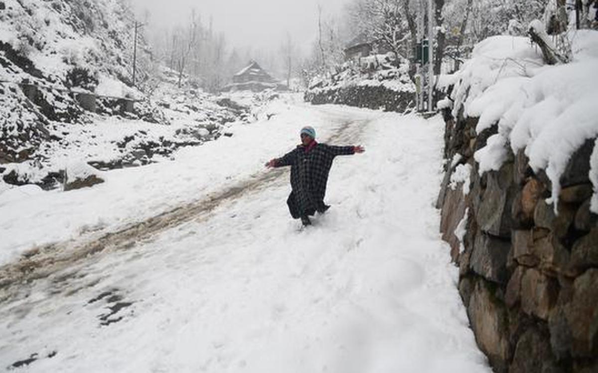 snowfallrainsinkashmirbringinearlywinter