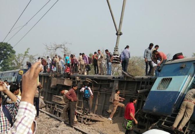 up:rs50000aidforthoseinjuredinrajyaraniexpressderailment