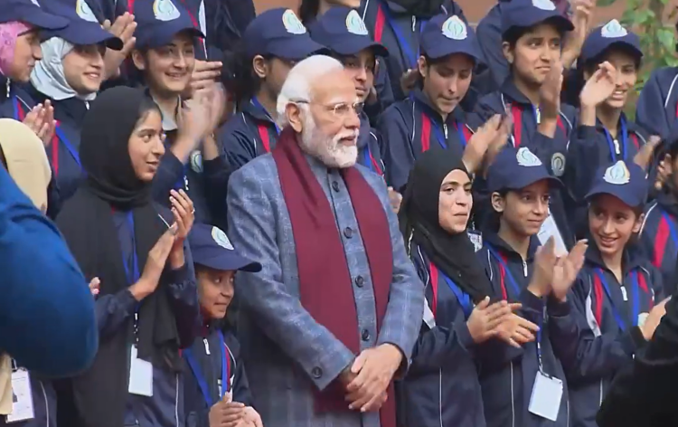 pmmodiinteractswithdelegationofstudentsofjammuandkashmir