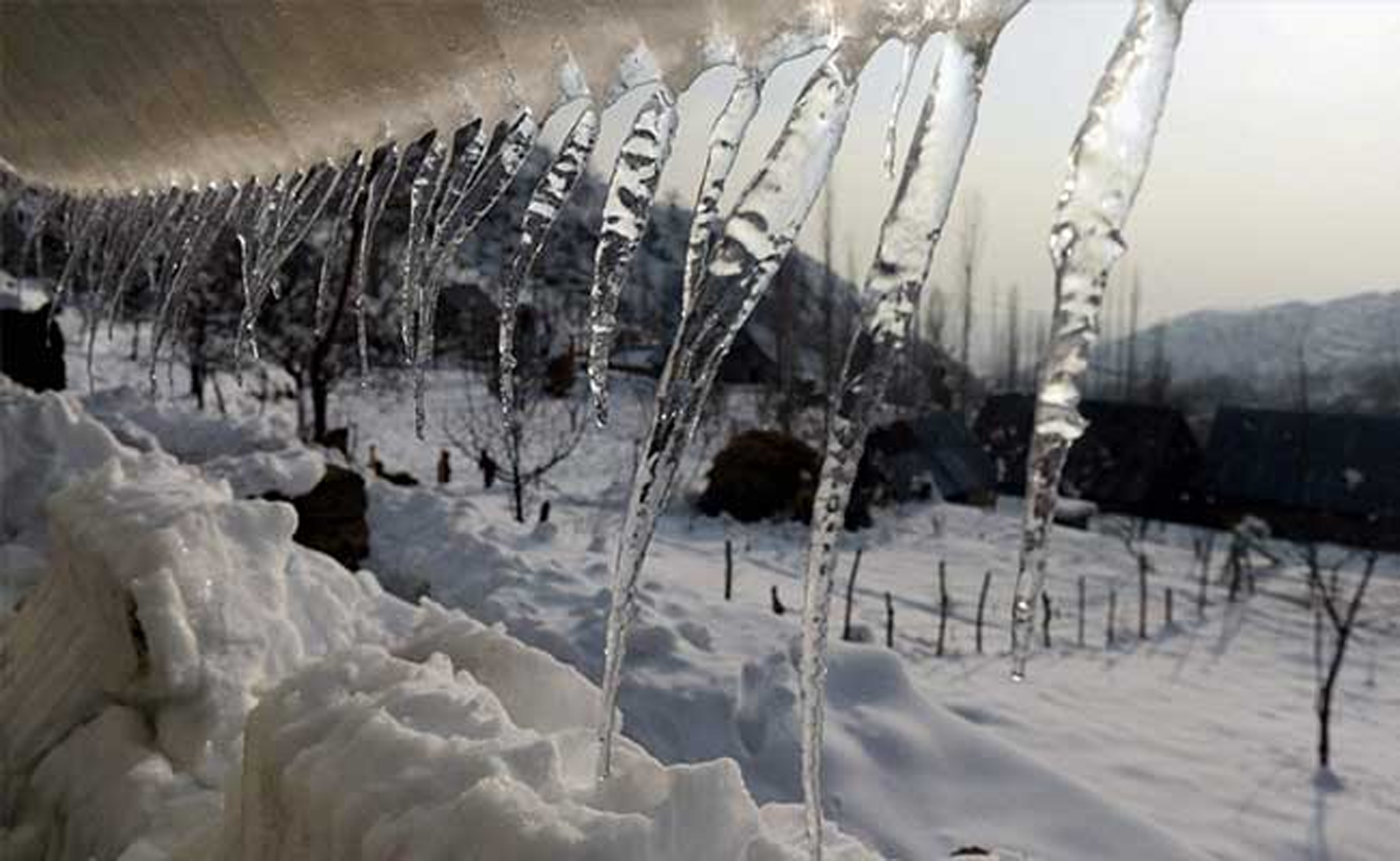 mercuryfallsbelowfreezingpointacrosskashmirvalley