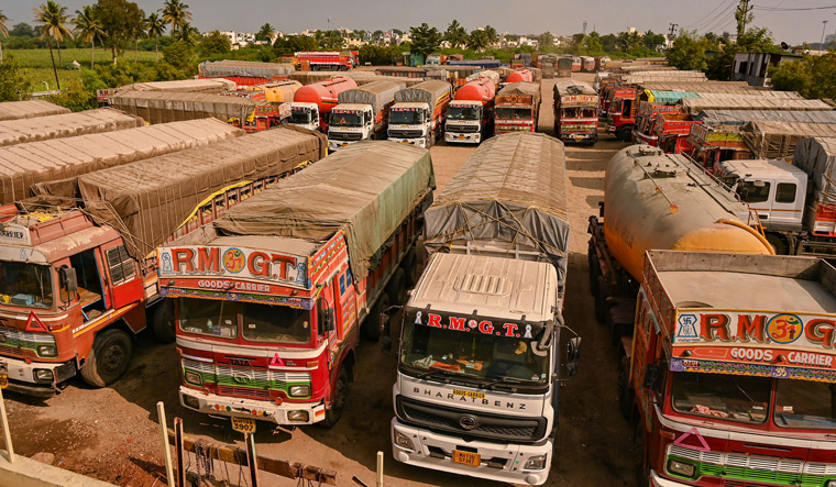 Lakhs of trucks to be off road in Maharashtra from midnight against e-challans