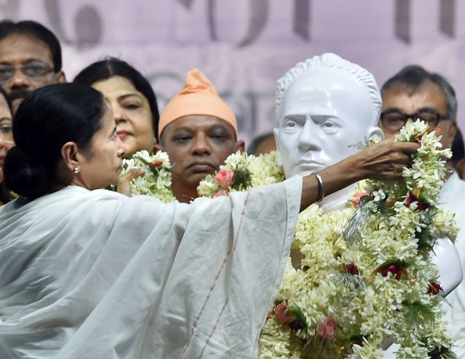 westbengalcminstallsnewbustofsocialreformerishwarchandravidyasagar