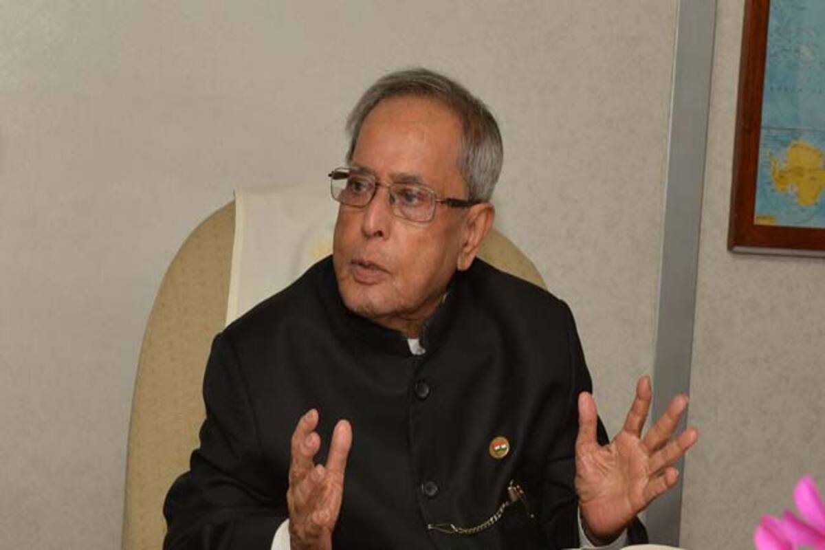 vicepresidentvenkaiahnaidupaystributetoformerpresidentpranabmukherjeeonhisbirthanniversary