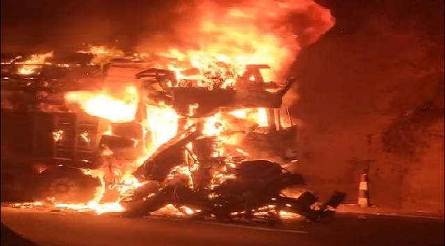 fourkilledasvehiclecatchesfirenearpune