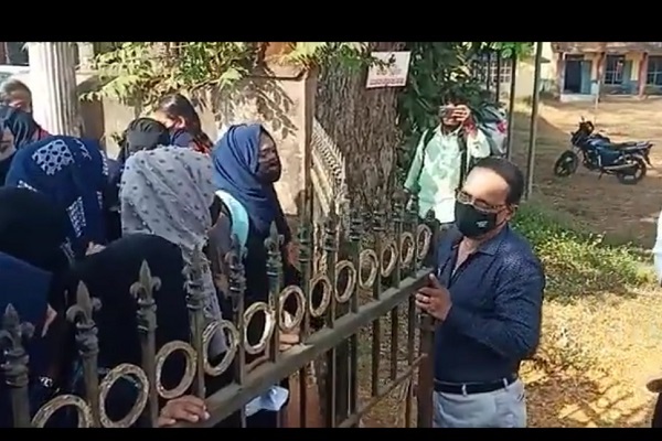 shockinglyanothercollegedeniedentrytomuslimhijabgirlsinkarnataka