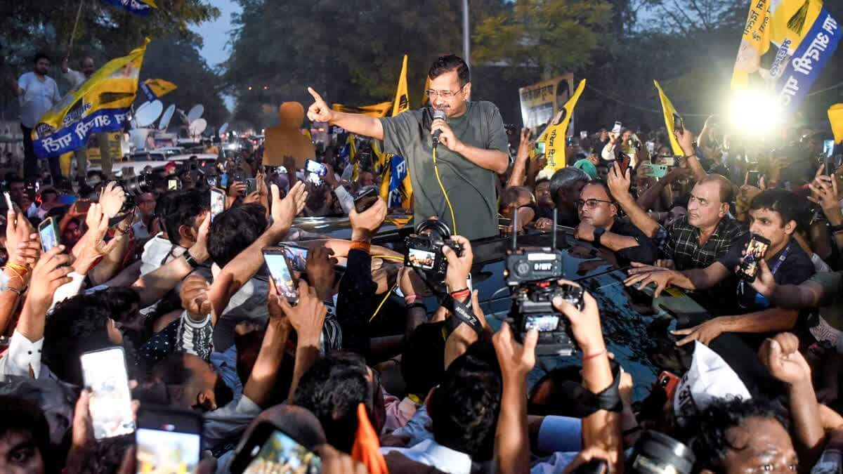 arvindkejriwalreceivesrousingwelcomebyaapworkersashewalksoutofjailafterbail
