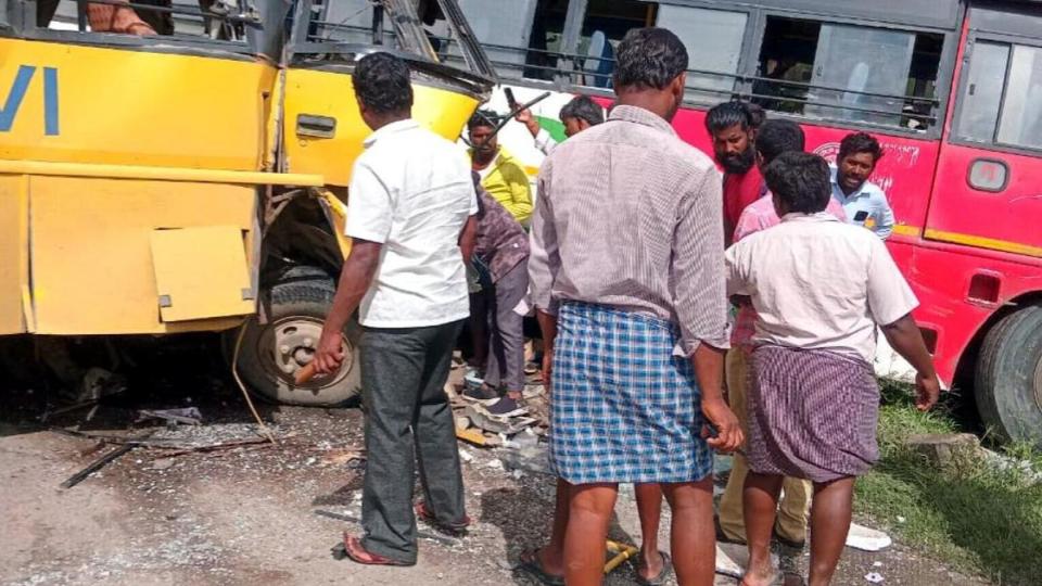 2schoolstudentskilled3criticallyinjuredinkarnatakaroadaccident