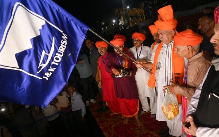 jammuandkashmirlieutenantgovernormanojsinhaflagsofffirstbatchofpilgrimsforannualamarnathyatra