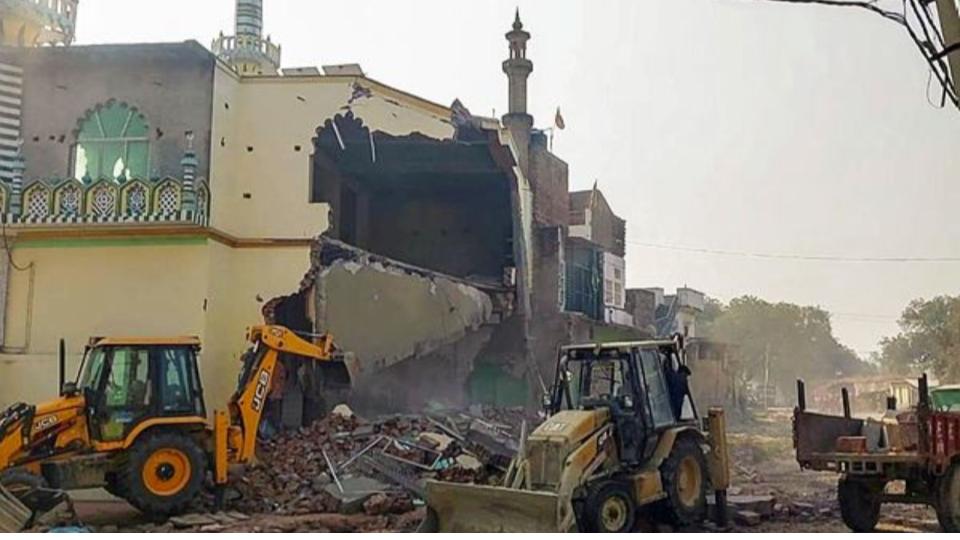 fatehpurauthoritiesbegindemolitionof180yearoldnoorimasjid