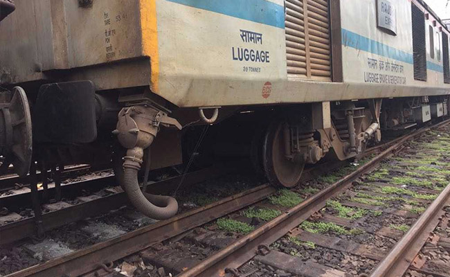 twocoachesofrajdhaniexpressderailnearmintobridge