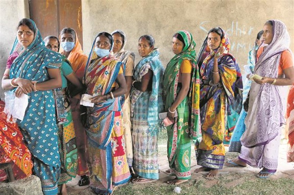 pollingbeginsin44seatsspreadacross5districtsinwestbengalfor4thphaseofassemblyelections;over115crvoterstodecidefateof373candidates