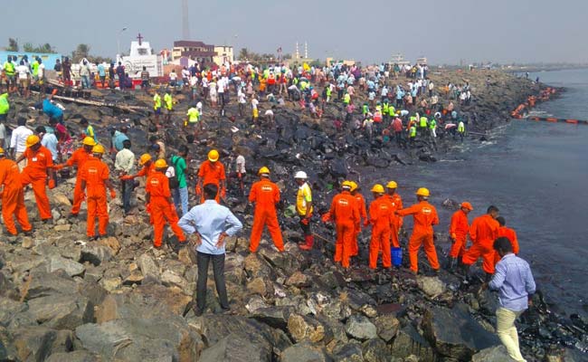‘theoceanlooksblackandshiny’:indiastrugglestocontaincleanupoilspill
