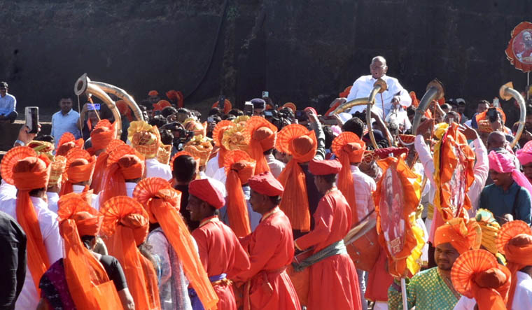 sharadpawarunveilssymbolofhisncpgroupatraigadfort