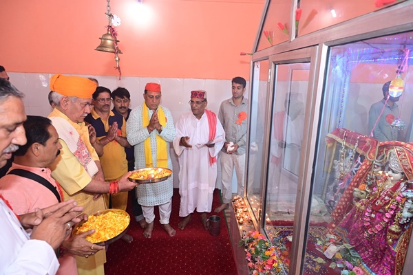 jklgmanojsinhapaysobeisanceatmatasidhlakshmiasthapanonauspiciousoccasionof‘haarbah