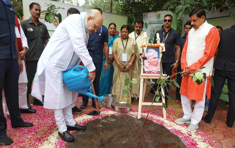 homeministeramitshahlaunchesekpedmaakenaamcampaigninindore