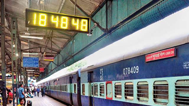 railwaybudgetnohikeinpassengerfarethisyear65000additionalberthstobeinstalled