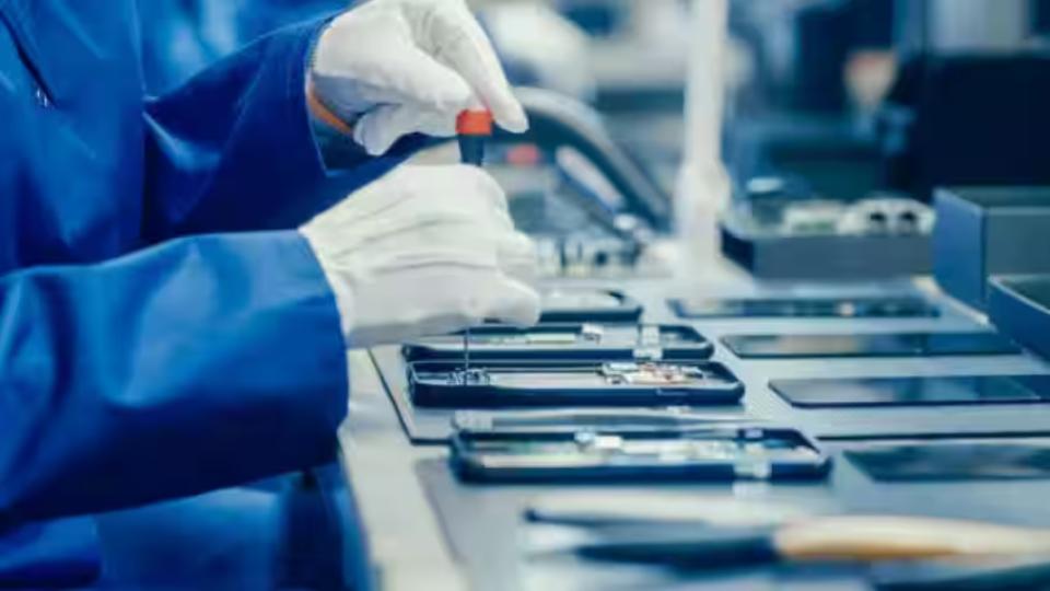 india’smobilephoneexportshit$65billioninapriljulyledbyiphones