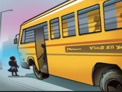 5yearoldstepsoffschoolbusdriverinahurryrunsheroveringhaziabad