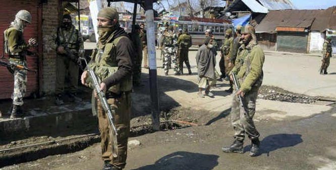 srinagar:clasheseruptaftersecurityforcescordonofftralvillageinpulwamadistrict