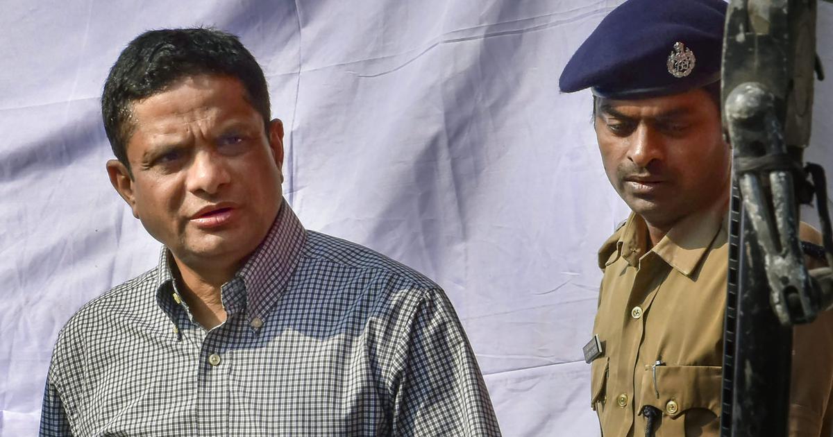 kolkatapolicechiefrajeevkumaratcbiofficeforquestioninginchitfundscam