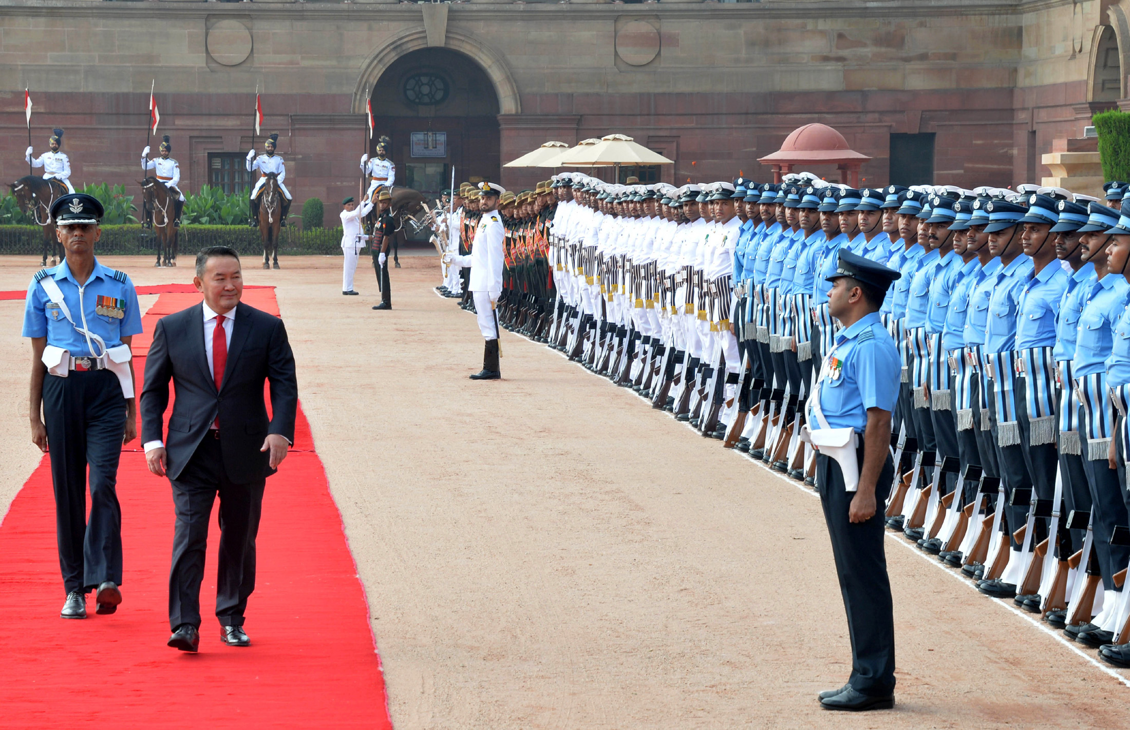 pmmodiandmongolianprezjointlyunveilsstatueoflordbuddhaatgandanmonasterythroughvideoconferencing