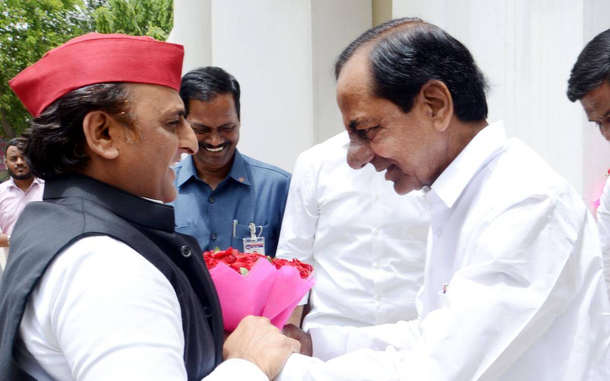 Telangana CM KCR on a 10 day visit to few non-BJP states, meets Akhilesh and Kejriwal