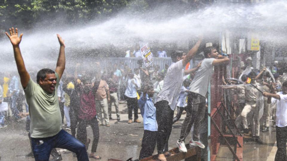 Bihar police use water cannon on students marching to CM