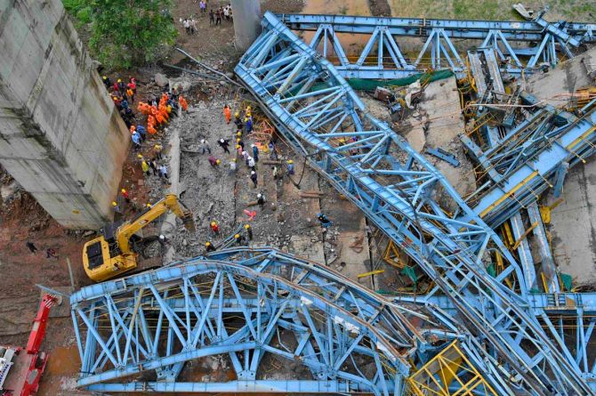 maharashtra:20killedinsamruddhiexpresswaycranecollapse
