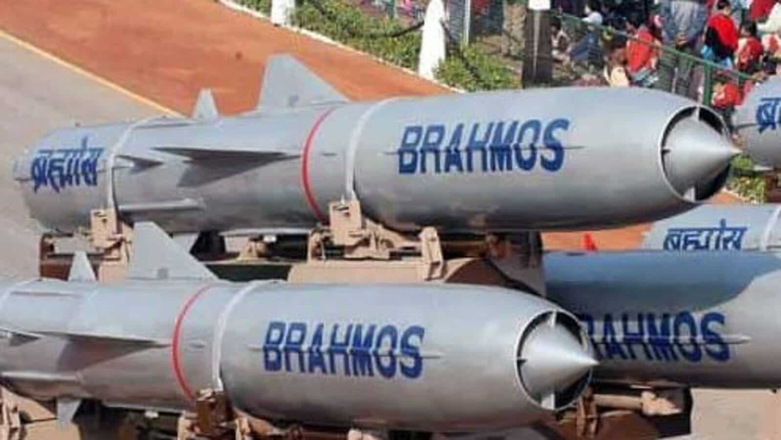 defenceministrysignscontractworth1700crorerupeestoacquireadditionalbrahmosmissilesforfrontlinewarships