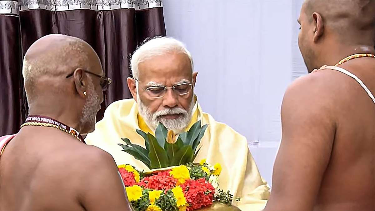 pmmodioffersprayersatkothandaramaswamytempleintamilnadu
