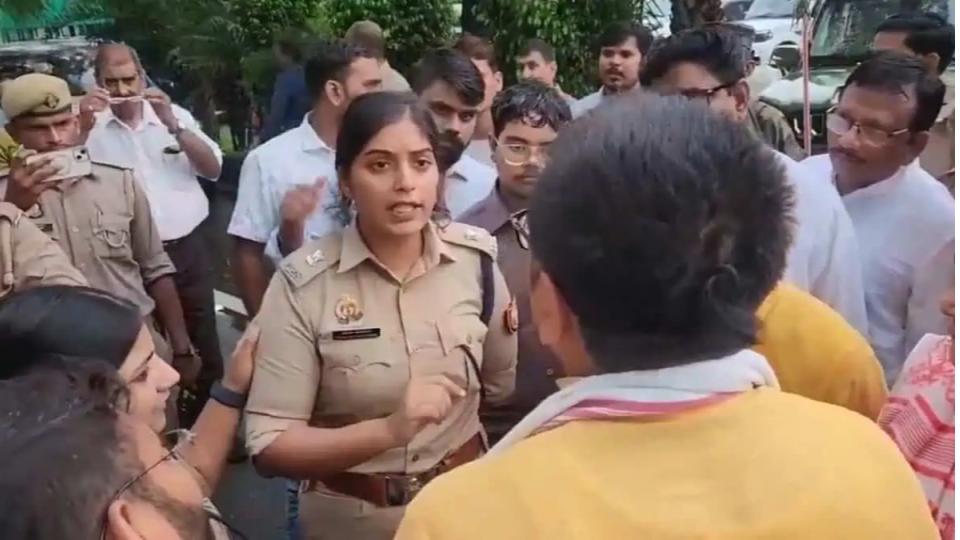 UP female police officer denies BJP MLC armed guards from entering stadium