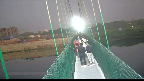 cctvcapturesexactmomentwhenthe143yearoldiconicgujaratbridgesnappedaspeopleshookit