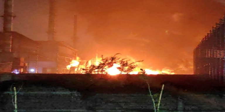 threeworkerskilledthreeinjuredinfirecausedbychemicalleakatgodowningujarat